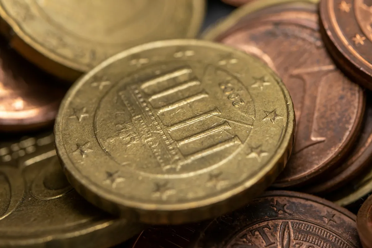 Nahaufnahme deutscher Euro-Cent-Münzen als Symbol für Tagesgeld-Zinsen